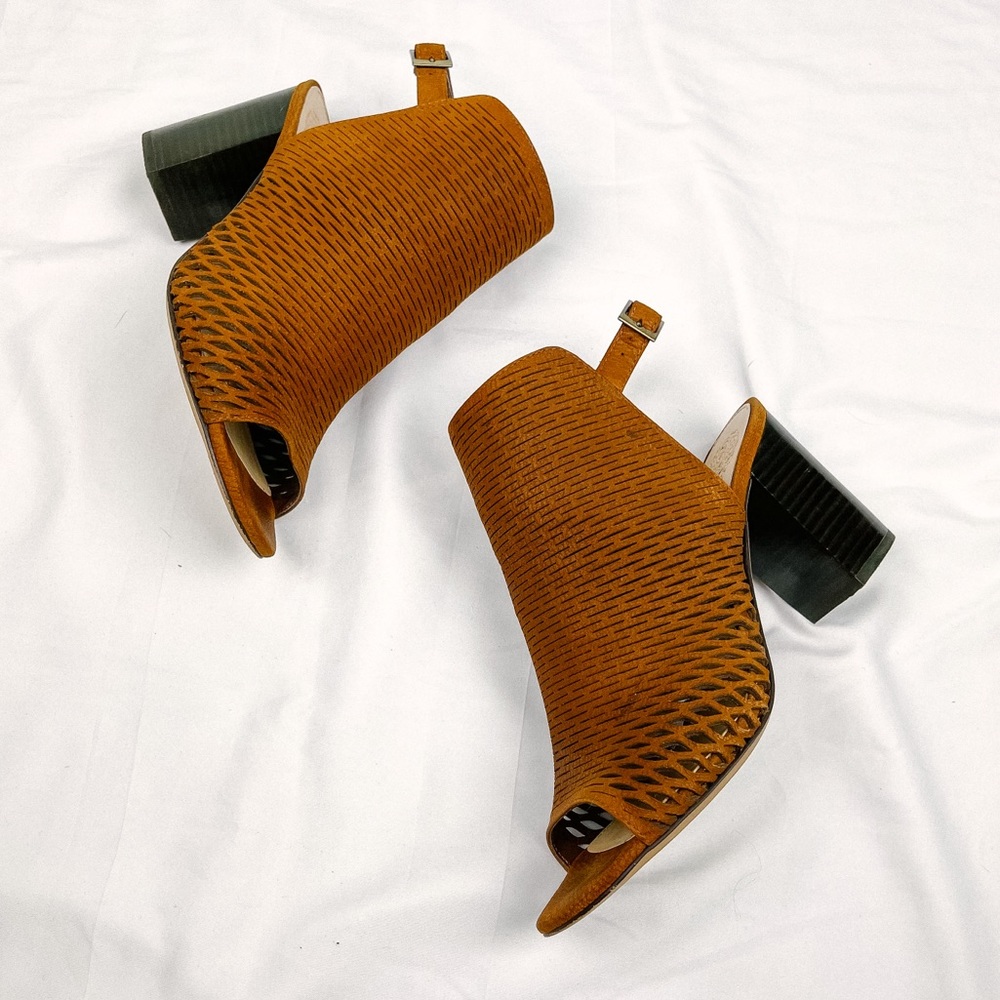 Vince Camuto Badesti Perforated Sandal Sz8